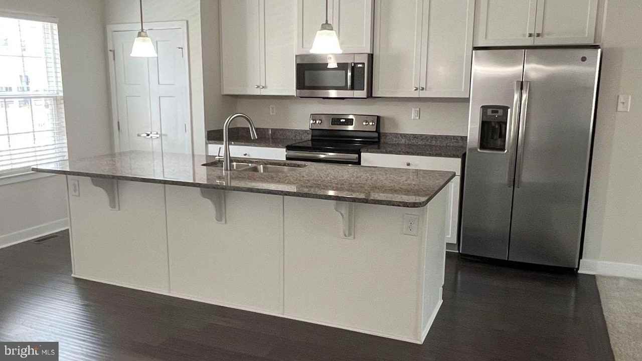 225 S Adams St - Photo 4 of 27