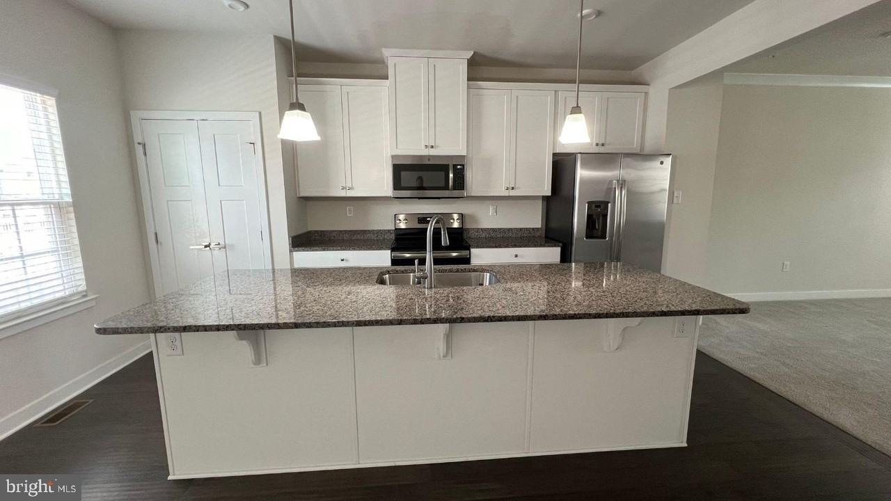 225 S Adams St - Photo 5 of 27