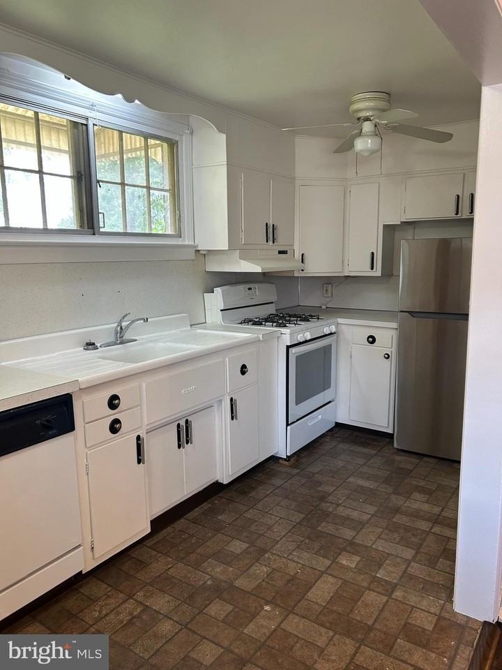2 Winthrop Rd - Photo 7 of 11