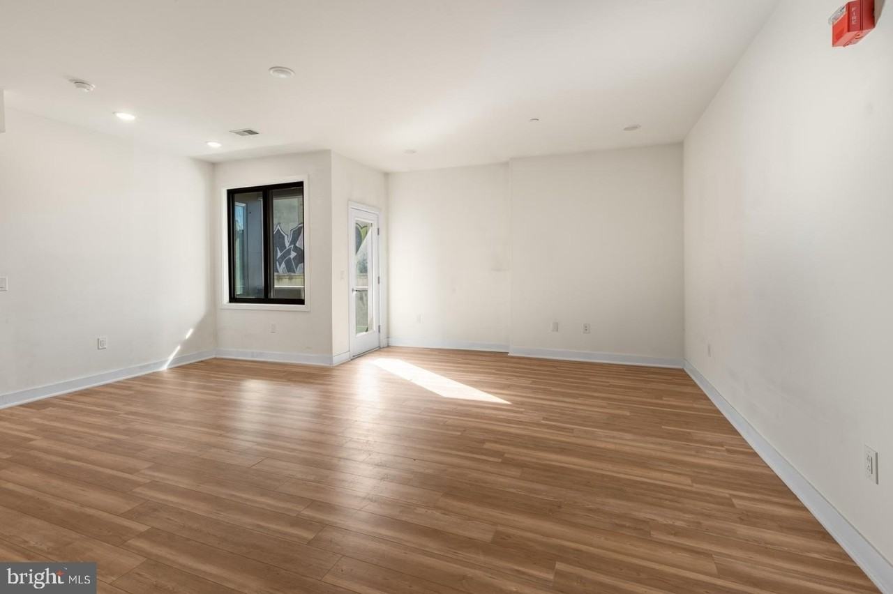 2411 Kensington Ave #206 - Photo 2 of 41