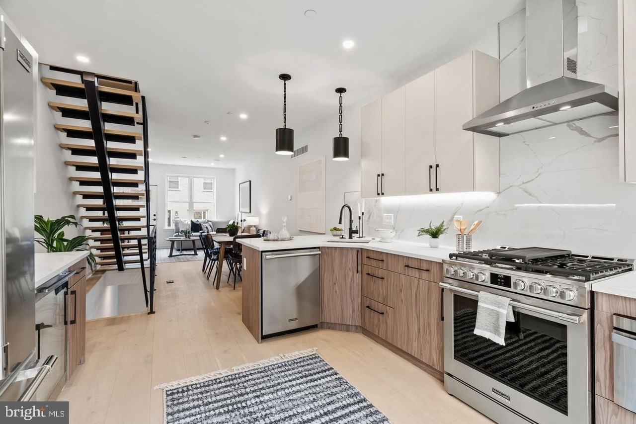 2209 Montrose St - Photo 2 of 50