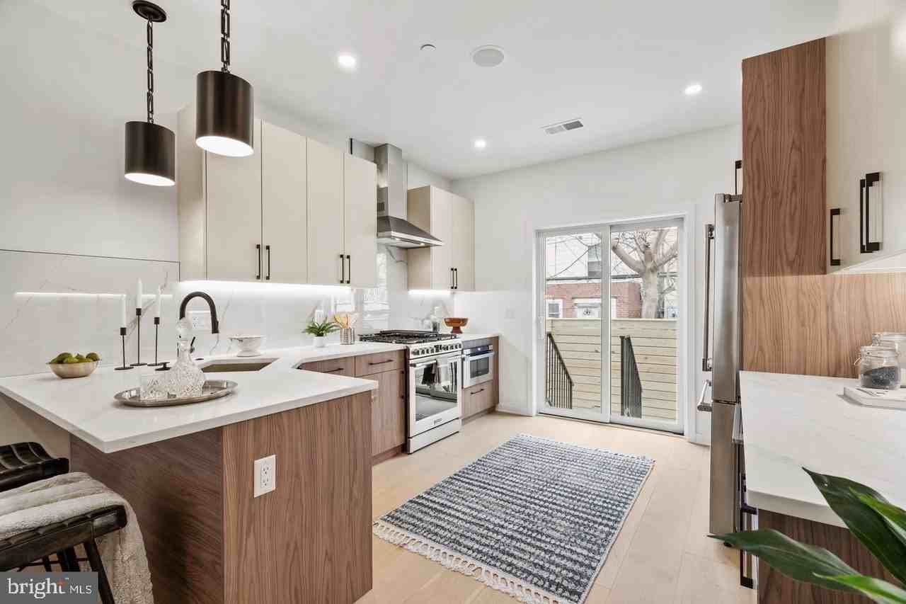 2209 Montrose St - Photo 3 of 50
