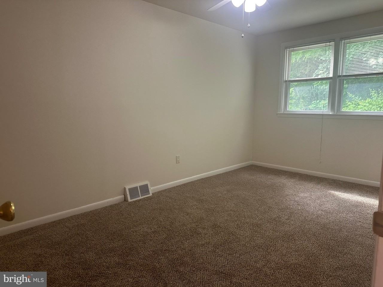 592 Livezey St #2ndFL - Photo 7 of 12