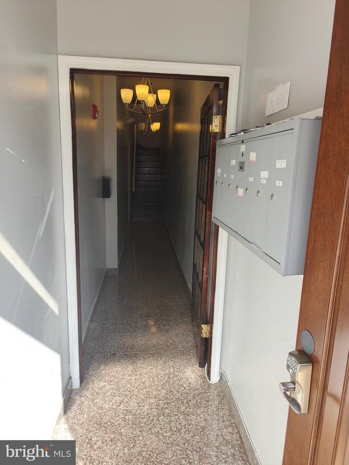 631 N 11th St #2R - Photo 2 of 14