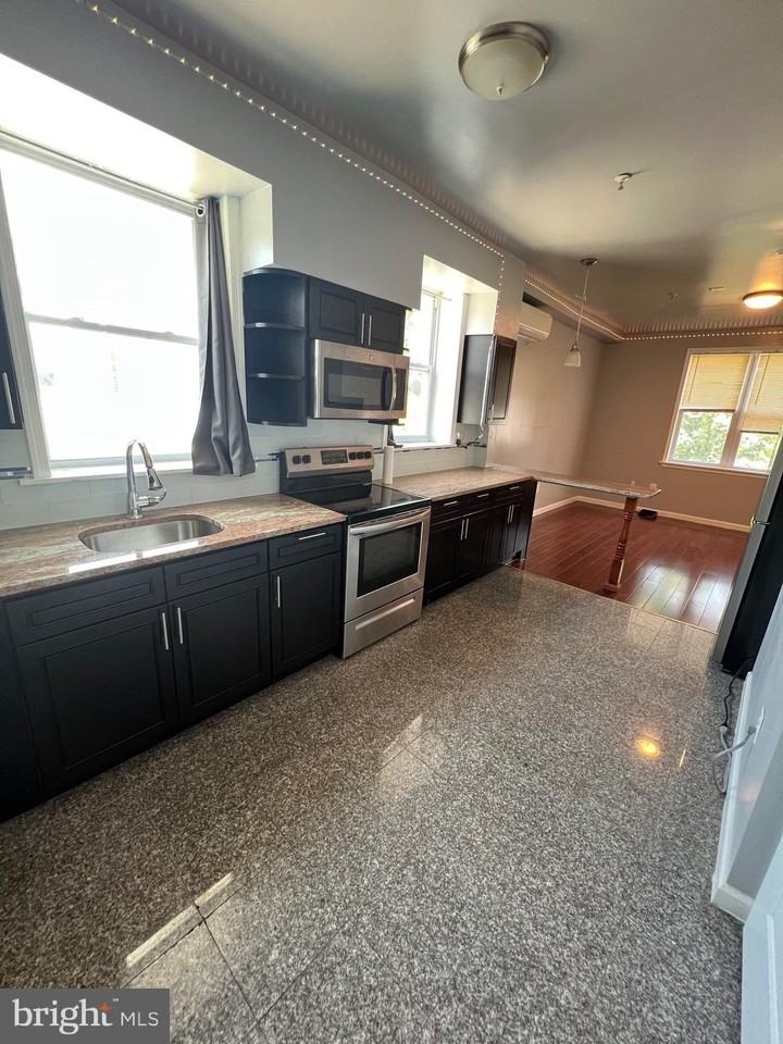 631 N 11th St #2R - Photo 3 of 14