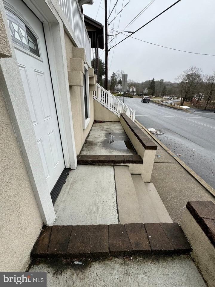587 Peacock St - Photo 3 of 21