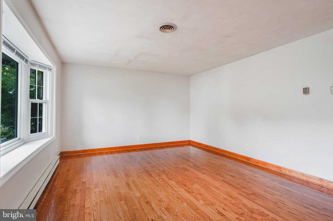 408 Deerwood Dr - Photo 4 of 32