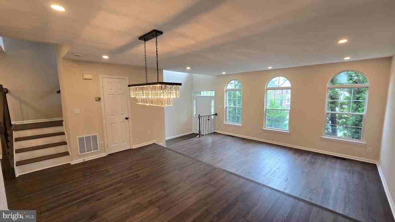 2919 Mainstone Dr - Photo 4 of 17