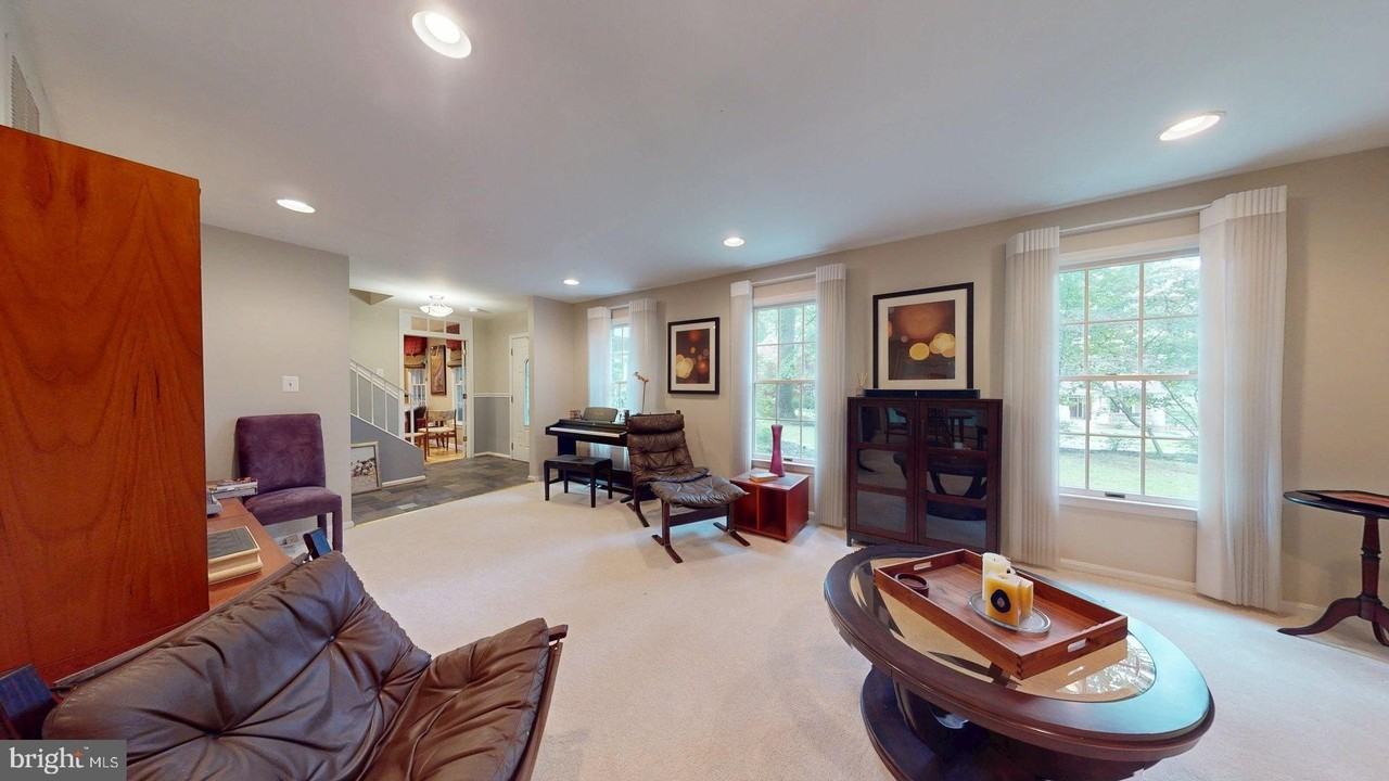 5803 Hall St - Photo 5 of 35