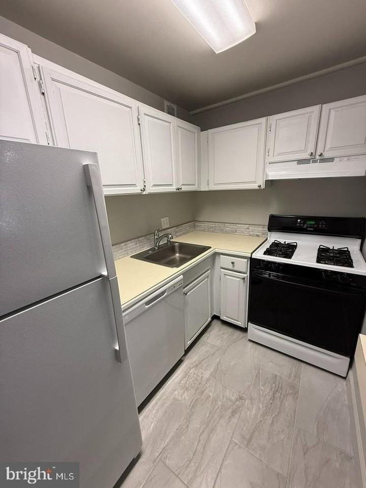 3100 S Manchester St #333 - Photo 6 of 16