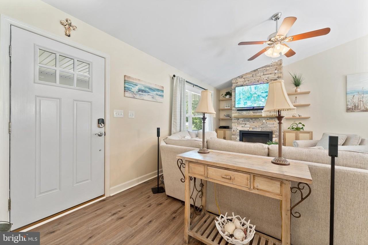 305 Cedar Ln - Photo 6 of 36