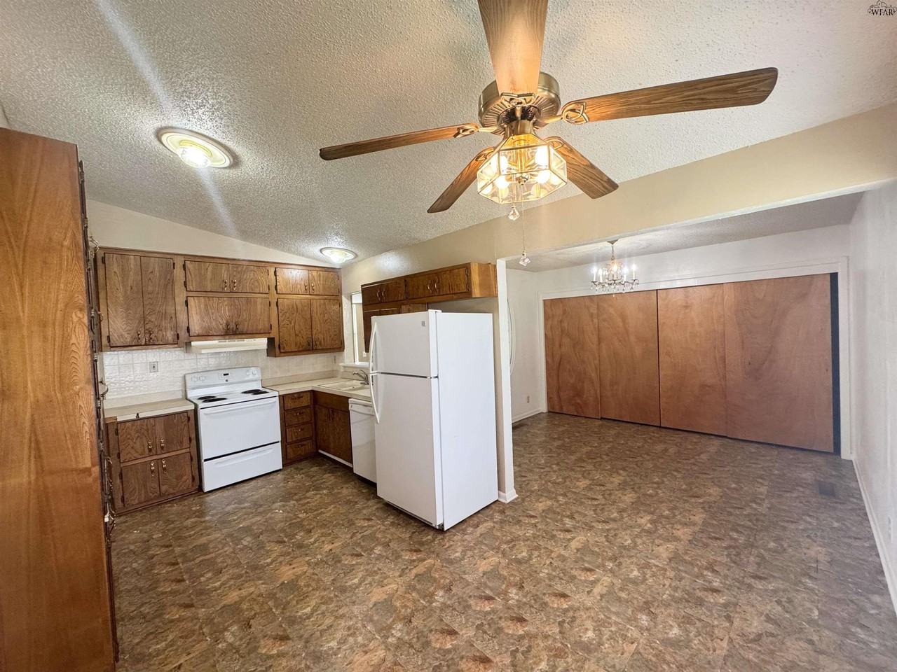 1311 Christine Rd - Photo 4 of 16