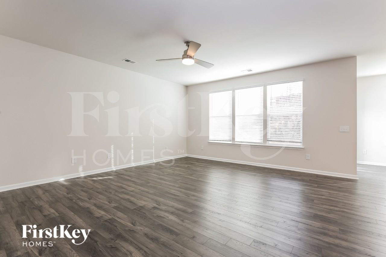 566 Hillpark Ln - Photo 3 of 15