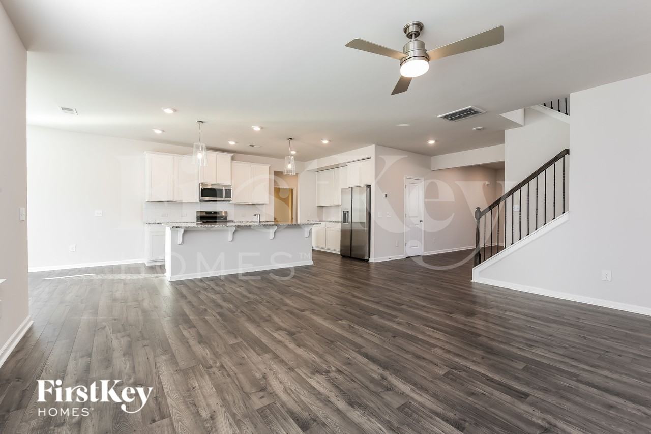 566 Hillpark Ln - Photo 4 of 15