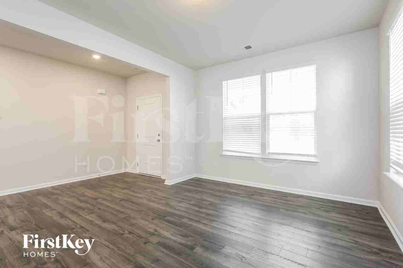 566 Hillpark Ln - Photo 5 of 15
