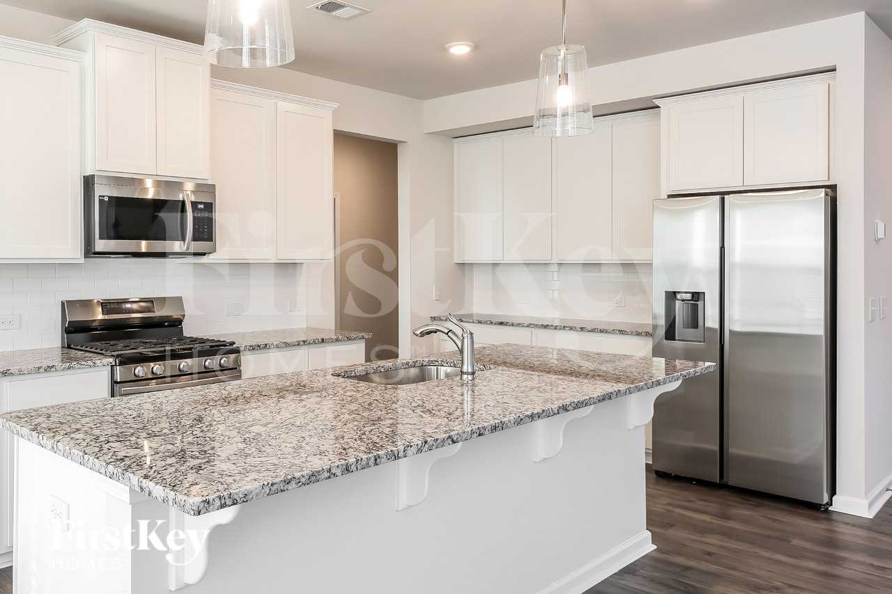 566 Hillpark Ln - Photo 7 of 15