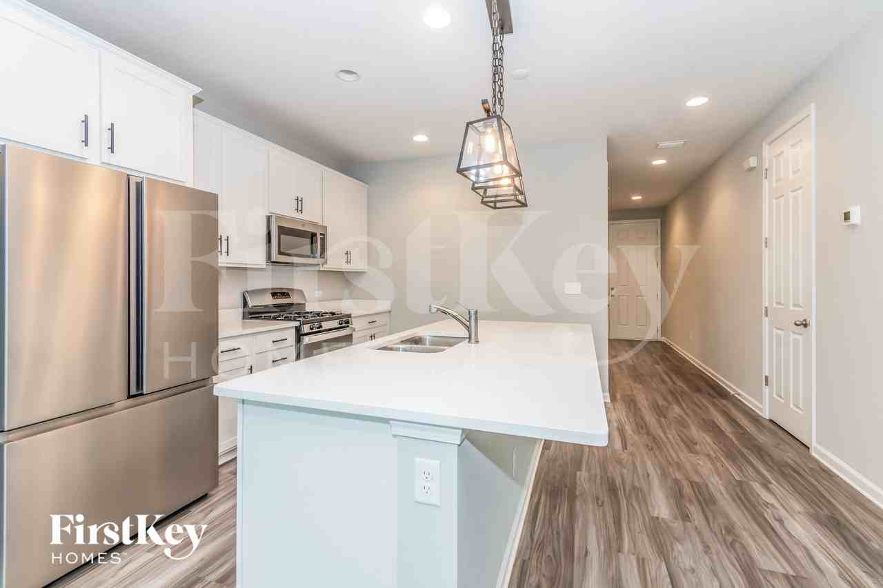 2081 Amberly Dr - Photo 4 of 15