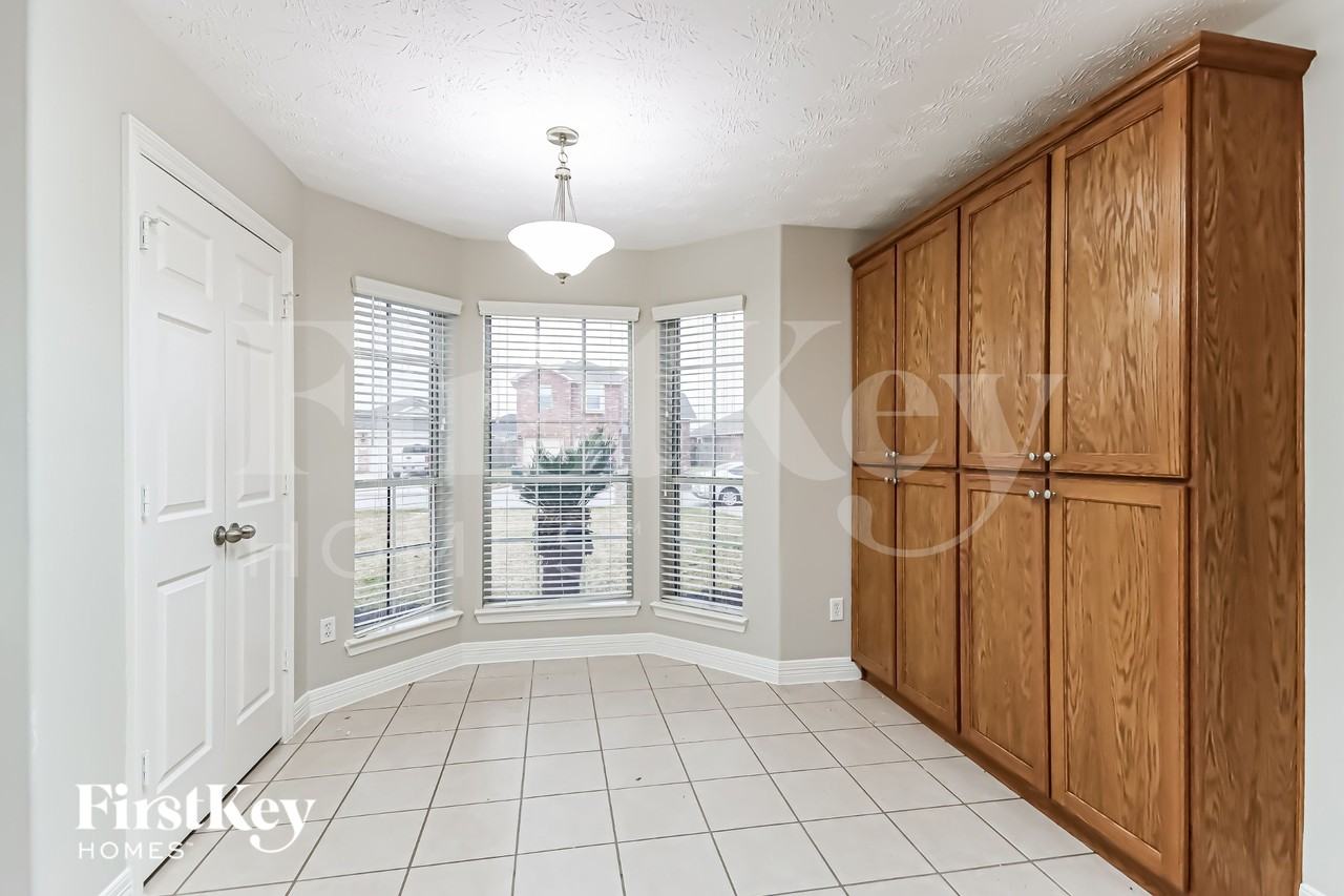15114 Diamond Way - Photo 5 of 16