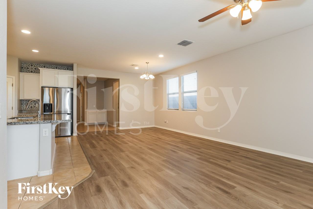 2027 W Kenton Way - Photo 3 of 19