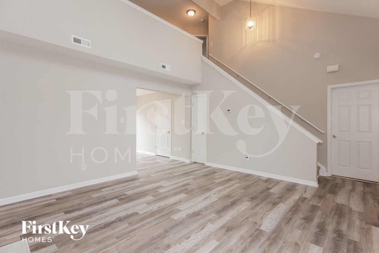 5633 Waverly Lynn Ln - Photo 4 of 16