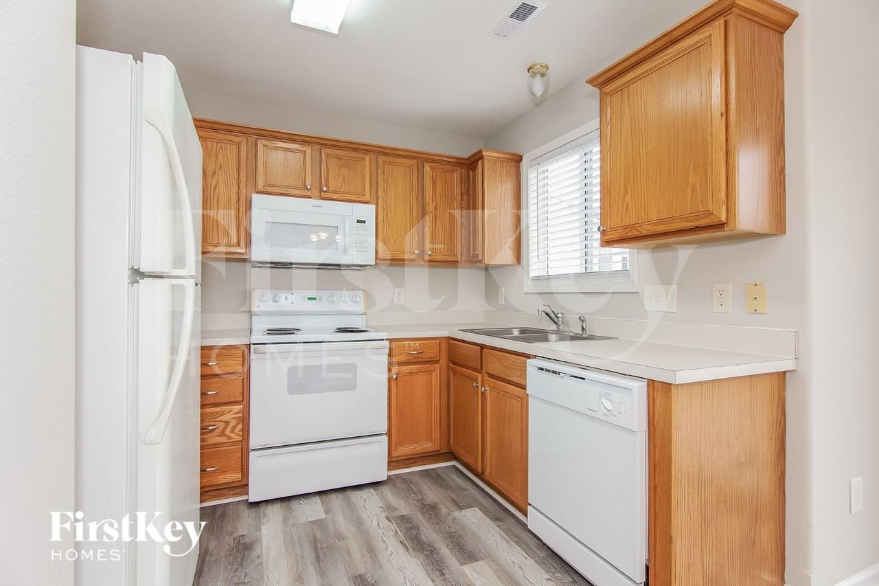 5633 Waverly Lynn Ln - Photo 5 of 16