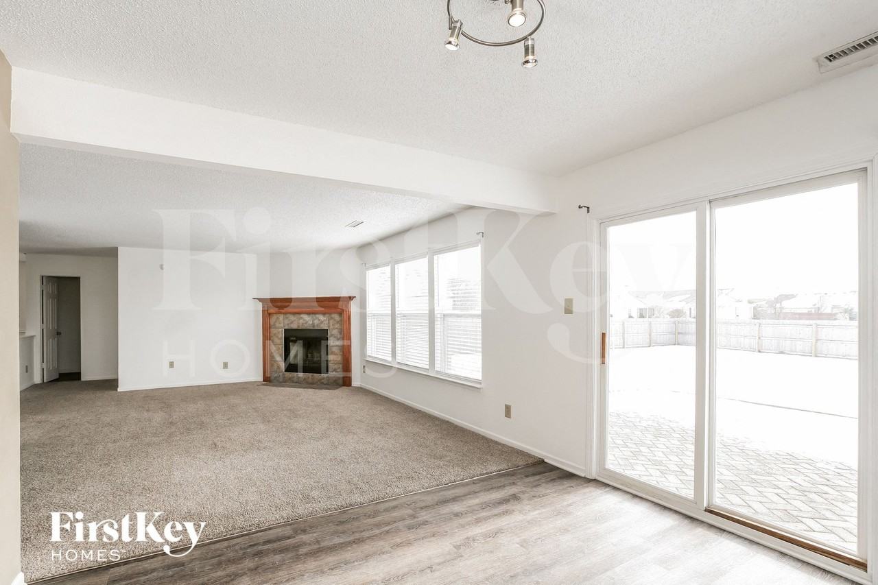 10019 Olympic Cir - Photo 3 of 15