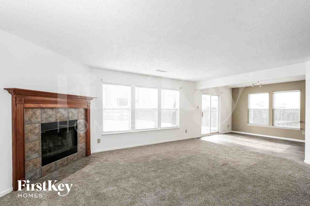 10019 Olympic Cir - Photo 4 of 15