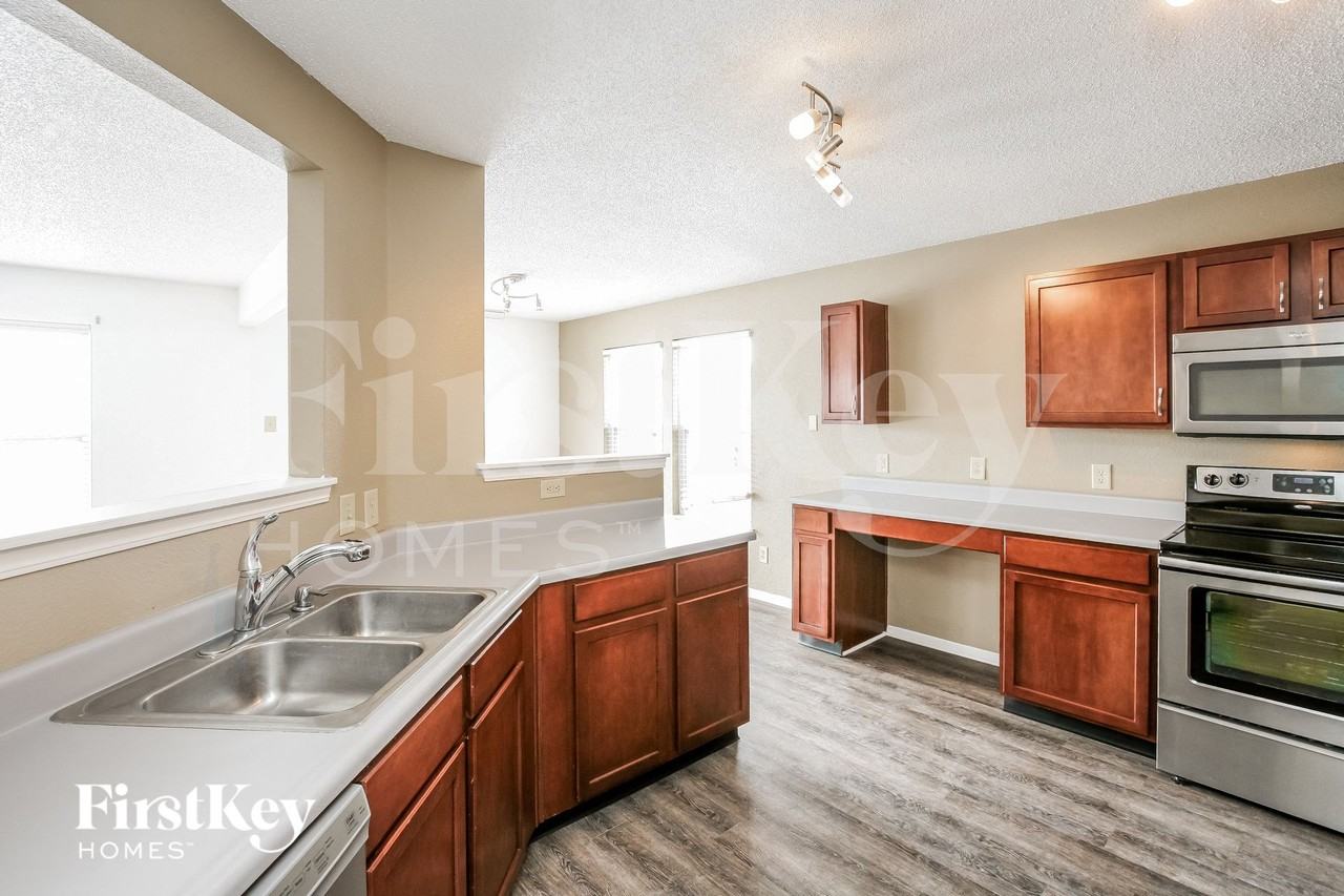 10019 Olympic Cir - Photo 5 of 15