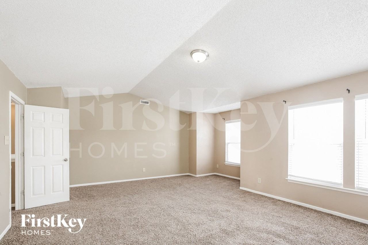 10019 Olympic Cir - Photo 7 of 15