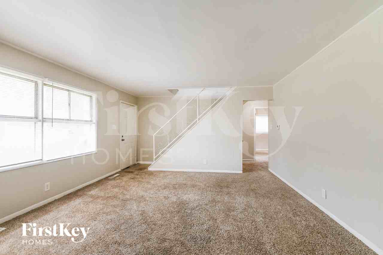 6021 E 42nd St - Photo 3 of 15
