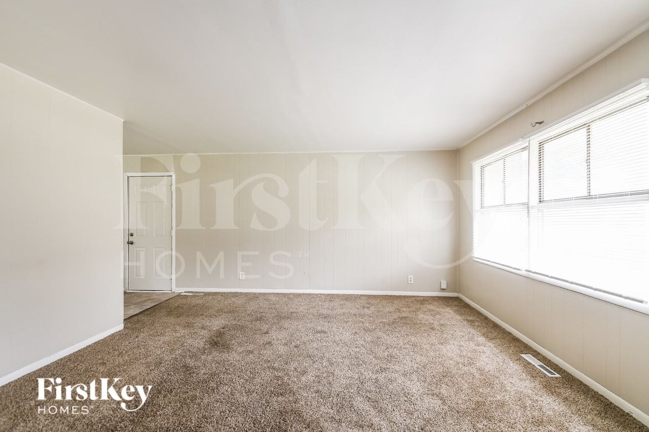 6021 E 42nd St - Photo 4 of 15