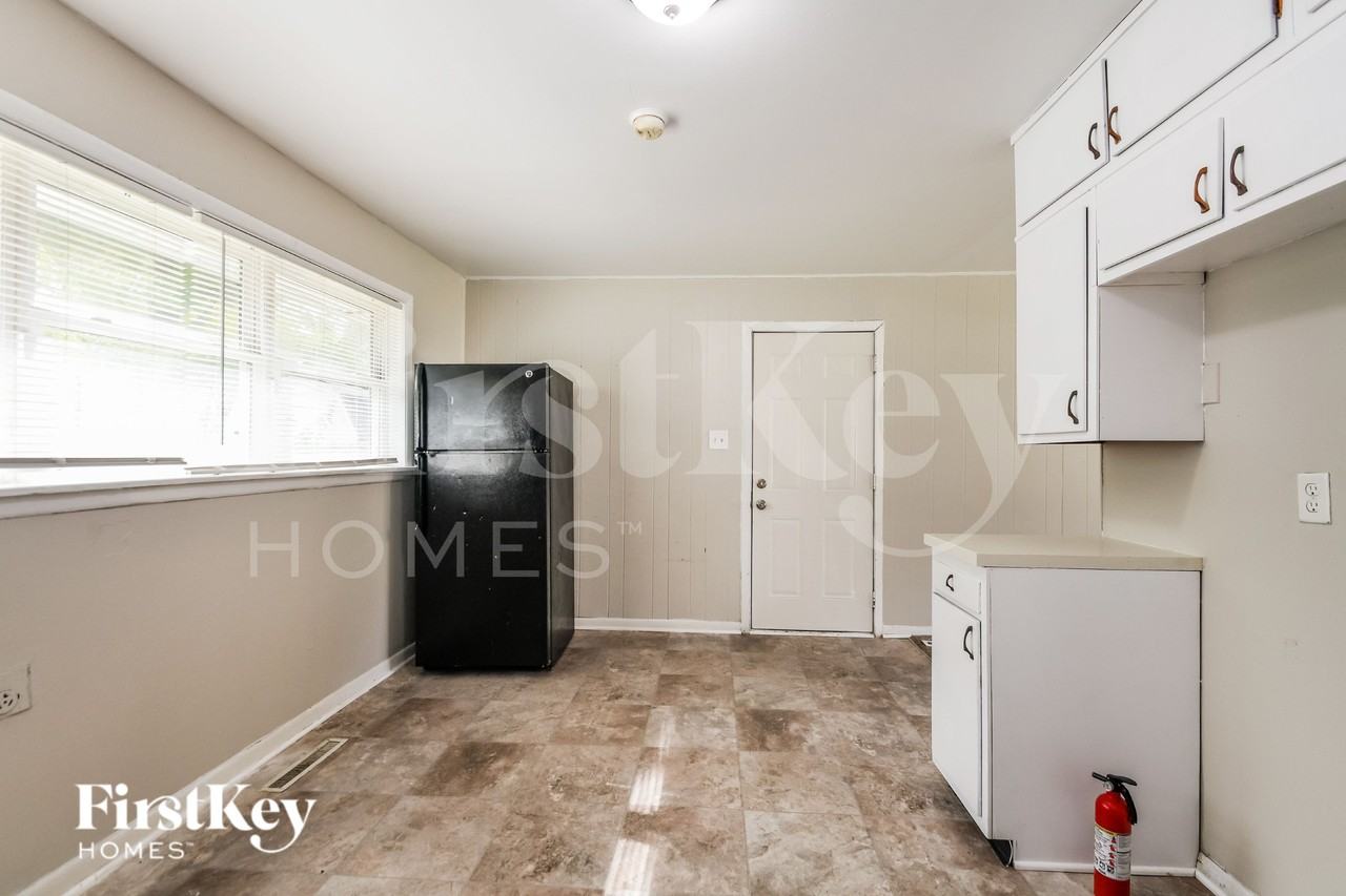 6021 E 42nd St - Photo 5 of 15