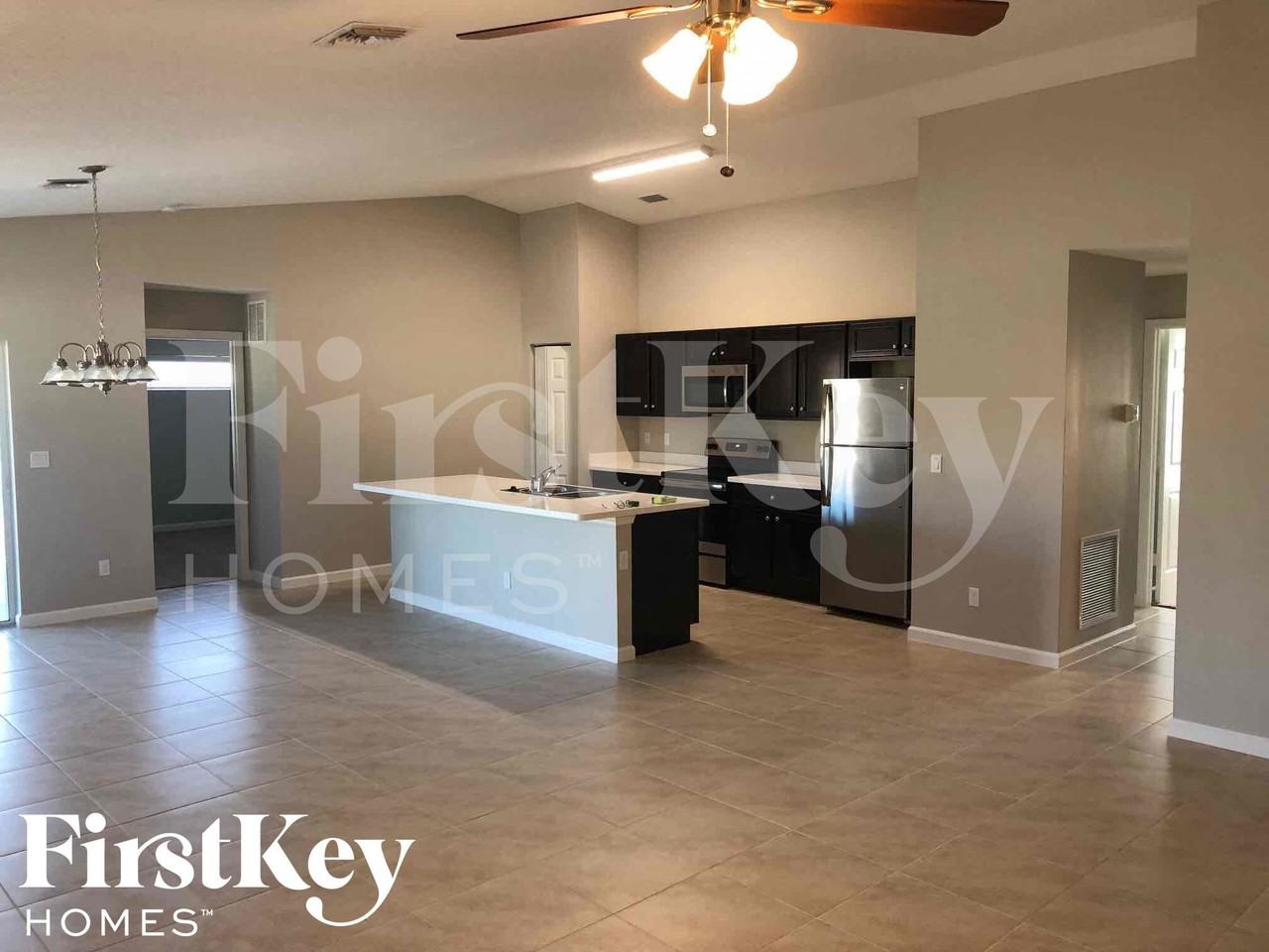 561 Se Brookside Ter - Photo 3 of 15