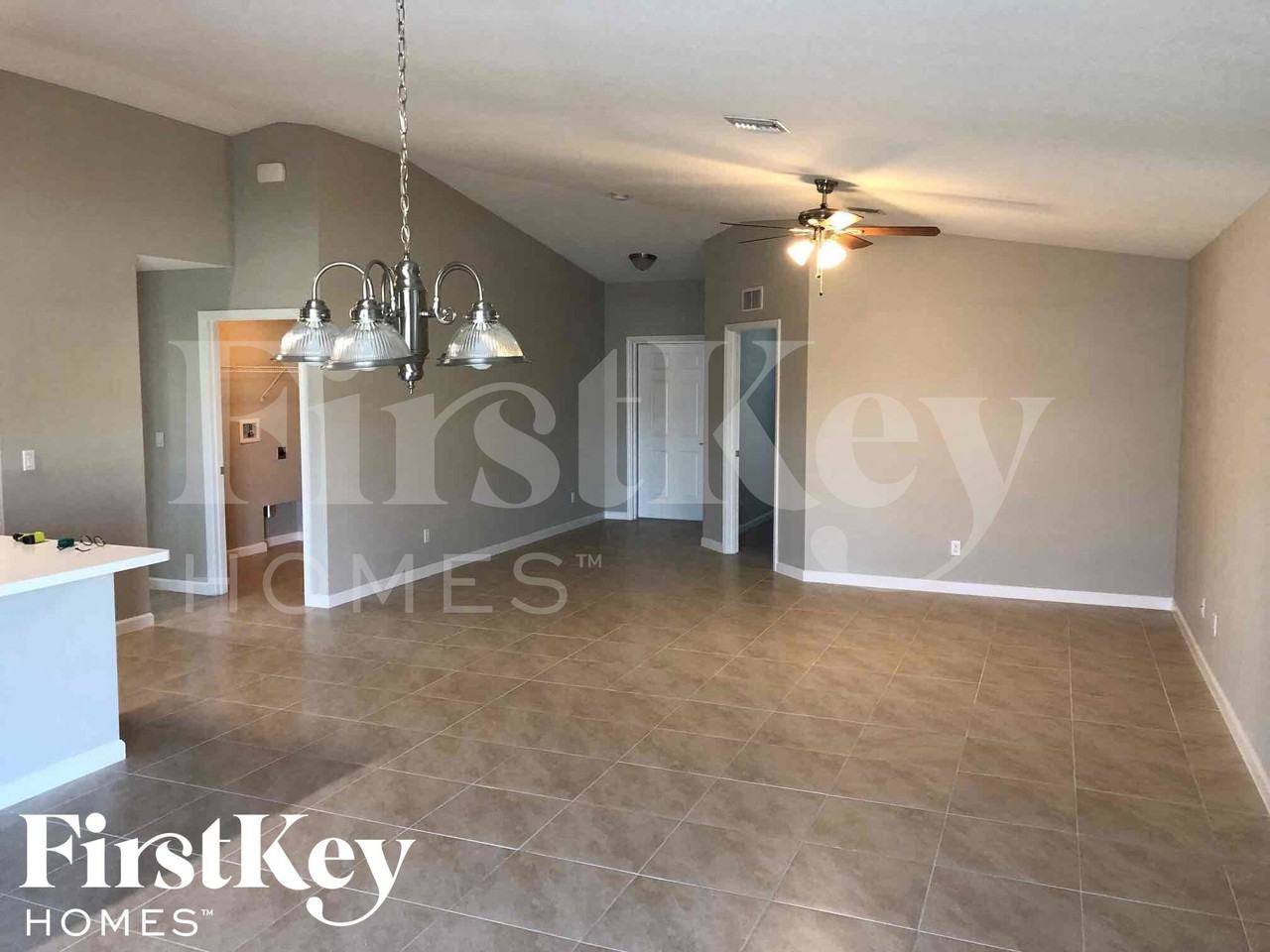 561 Se Brookside Ter - Photo 4 of 15