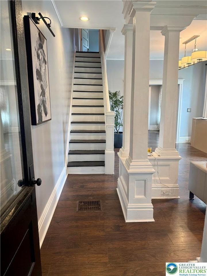 802 Elm St - Photo 3 of 22