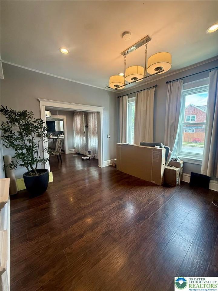 802 Elm St - Photo 4 of 22