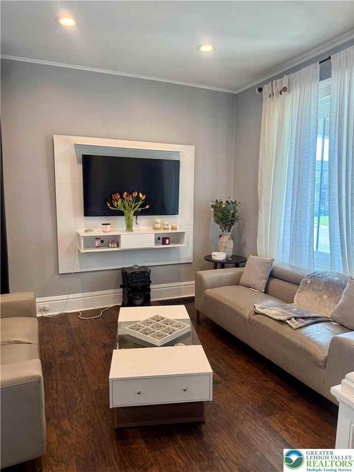 802 Elm St - Photo 5 of 22