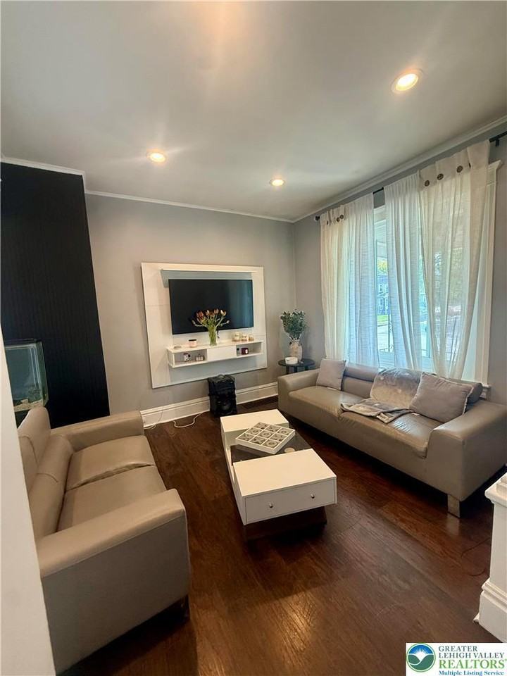 802 Elm St - Photo 6 of 22