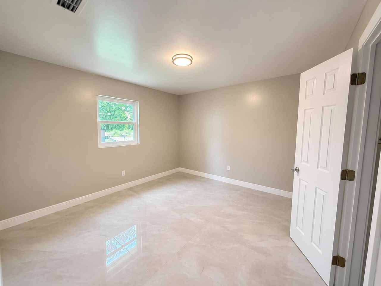 1127 Avenue E - Photo 5 of 12