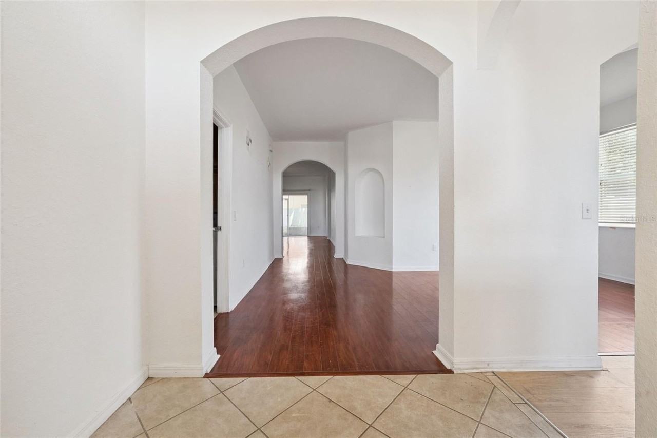 7055 Heatherbrook Dr - Photo 4 of 40