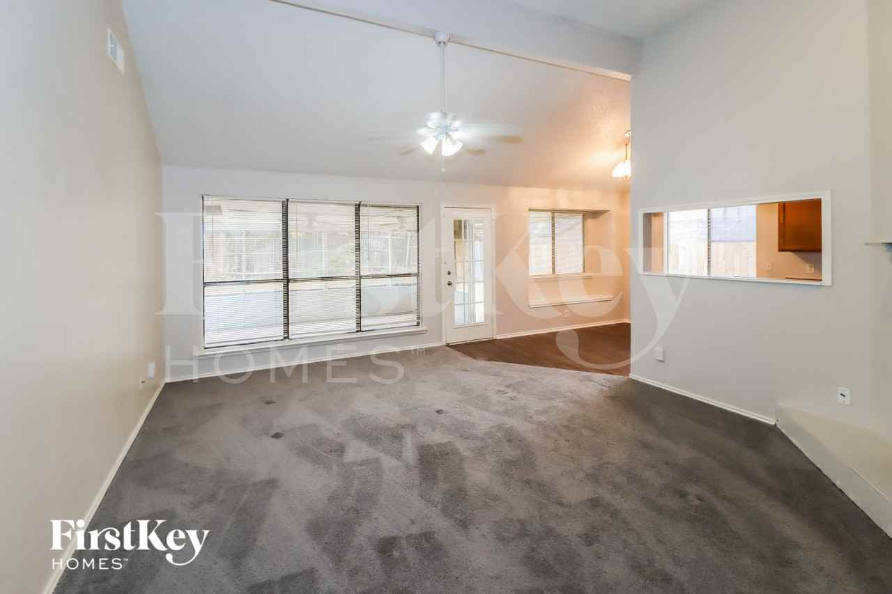 3200 Creekwood Ln - Photo 4 of 16