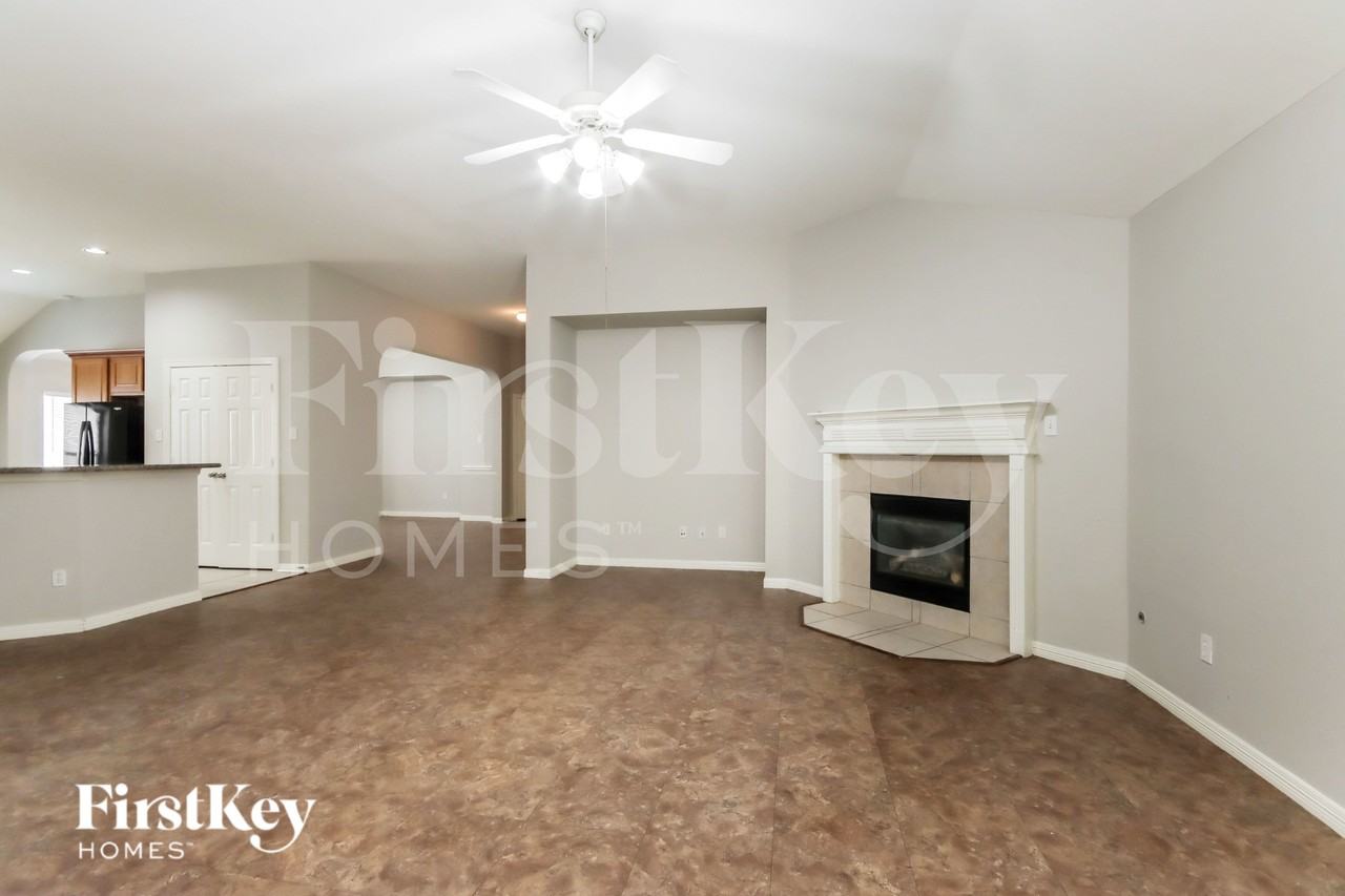 17923 Diamond Peak Ct - Photo 4 of 16