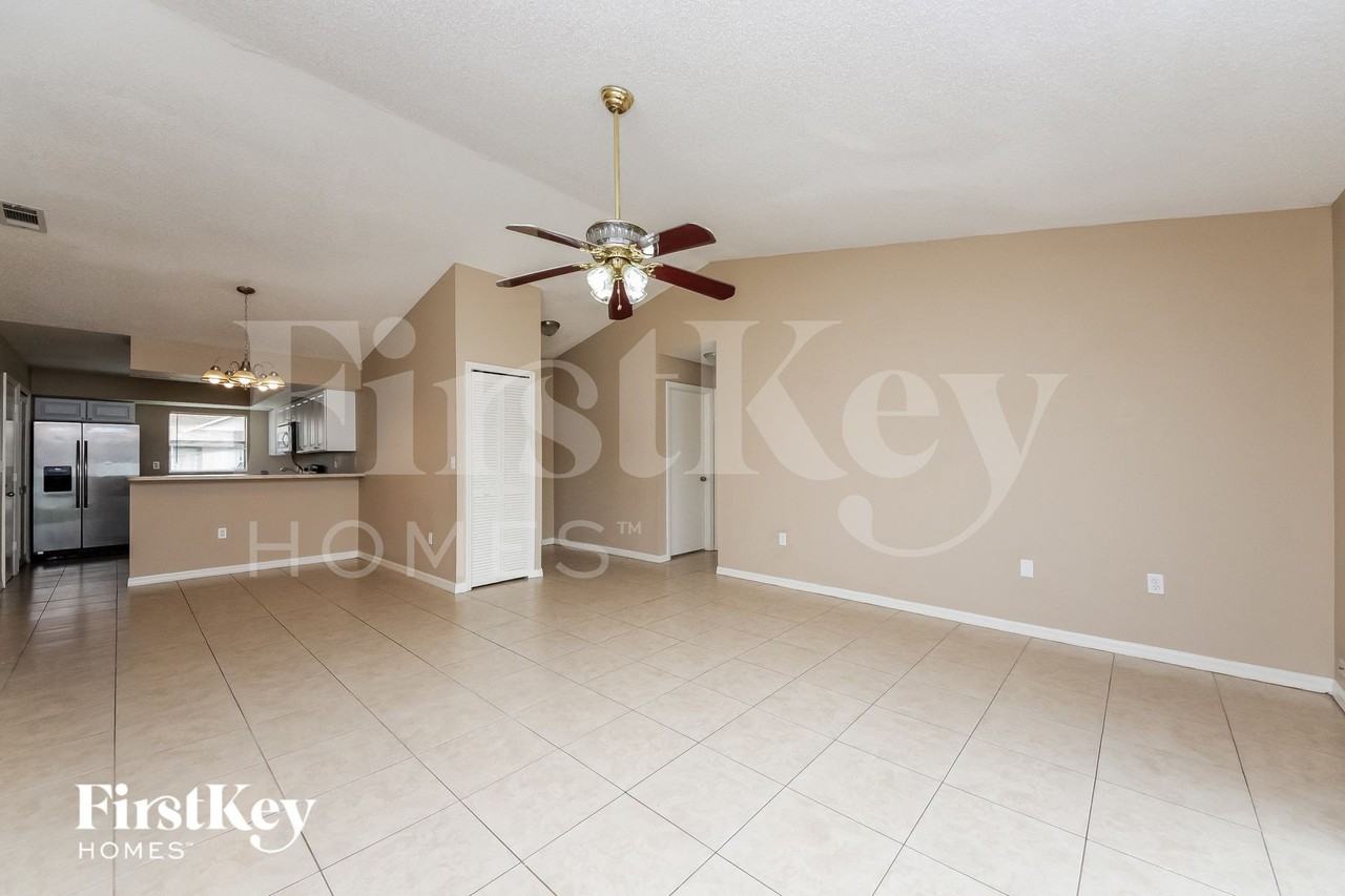 143 Dorchester Ct - Photo 3 of 15