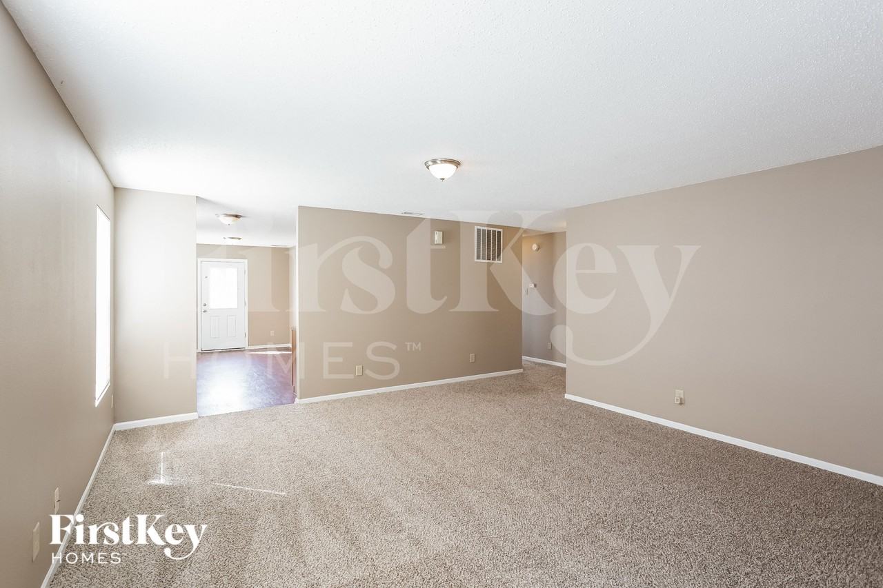 1331 Ellington Dr - Photo 4 of 16
