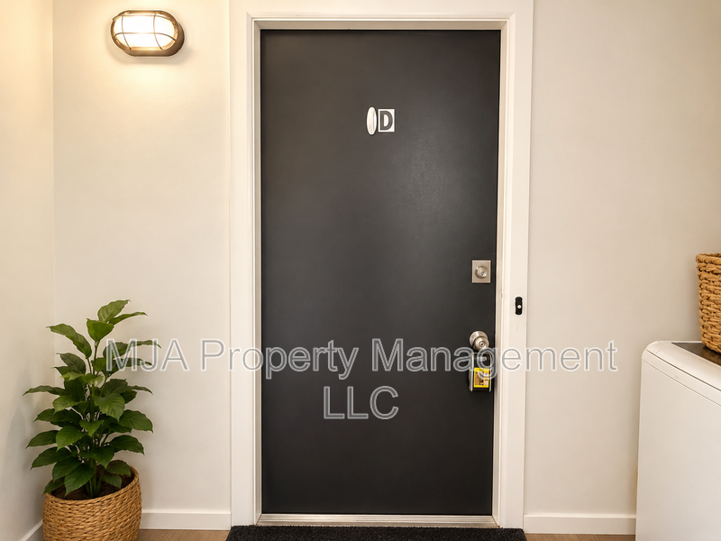 2564 Southeast #D - Photo 3 of 10