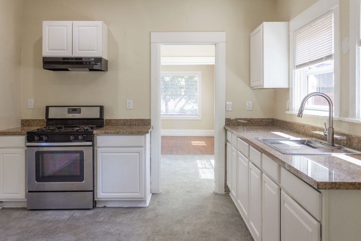 322 E 8th St - Photo 4 of 15