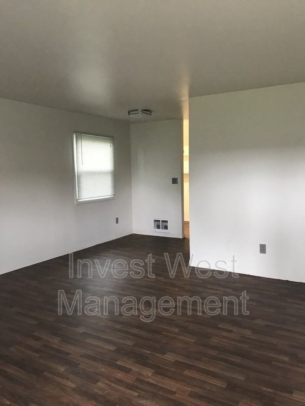 224 Cypress St - Photo 3 of 12