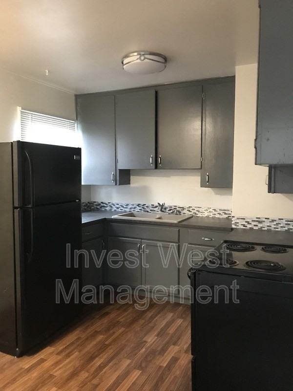 224 Cypress St - Photo 4 of 12