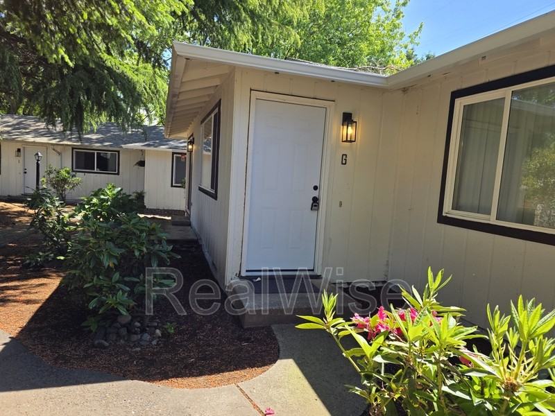1101 Ne Minnehaha St #G - Photo 2 of 12