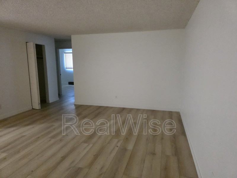 1101 Ne Minnehaha St #G - Photo 3 of 12